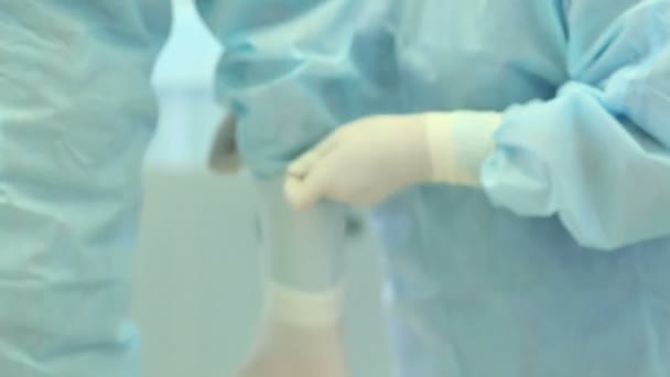 Equipo quirúrgico preparándose para la cirugía — Vídeos de Stock