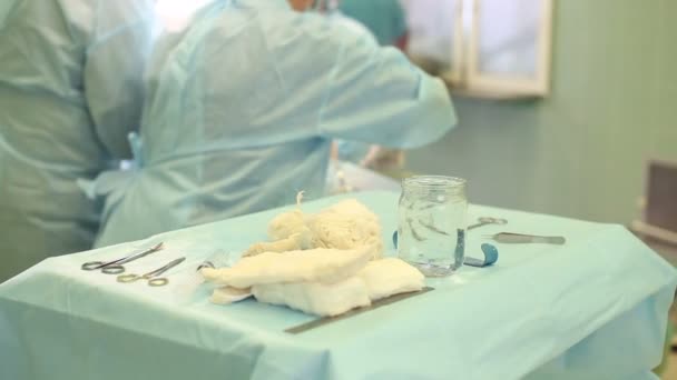 Chirurg, der Schönheitsoperationen an den Brüsten im Operationssaal des Krankenhauses durchführt. Mammoplastik