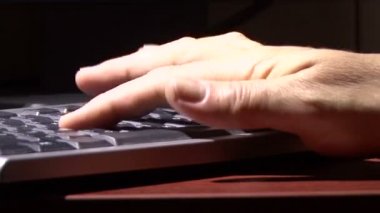 Bir bilgisayar klavyesinde el