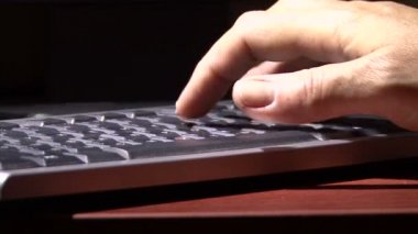 Bir bilgisayar klavyesinde el