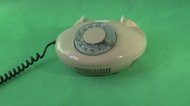 Yeşil bir arka plan üzerinde eski telefon