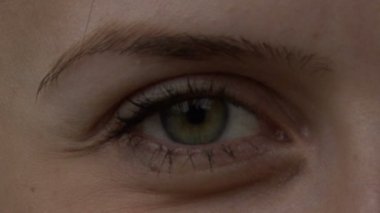 yanıp sönen gözler