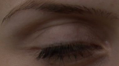 yanıp sönen gözler