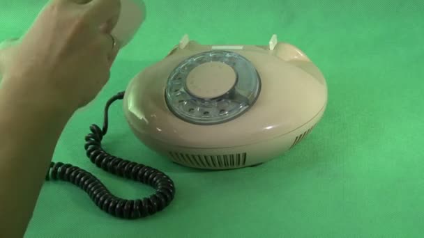 Старый телефон на зеленом фоне — стоковое видео