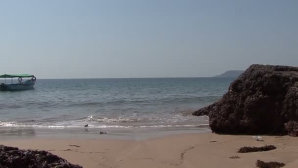 Playa y barco. India . — Vídeo de stock