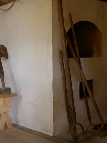 Hausgemachte Gegenstände aus Holz und Ton des historischen Dorfes — Stockfoto