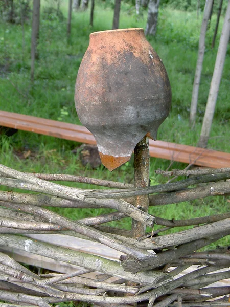 Hausgemachte Gegenstände aus Holz und Ton des historischen Dorfes — Stockfoto