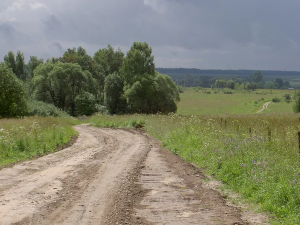 Дорога через сільську місцевість — стокове фото