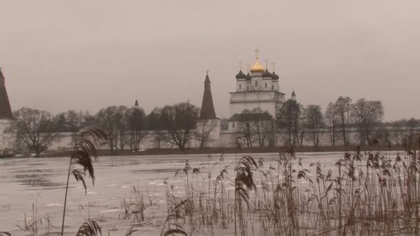 Ortodoxa kloster på morgonen — Stockvideo