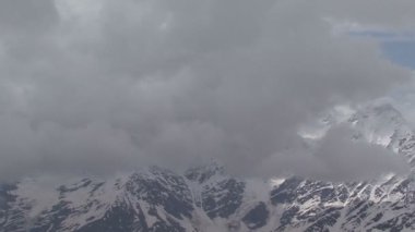 Elbrus yakınındaki dağlarda