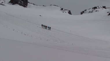 Dağcı grubu. bir dağ tırmanma.