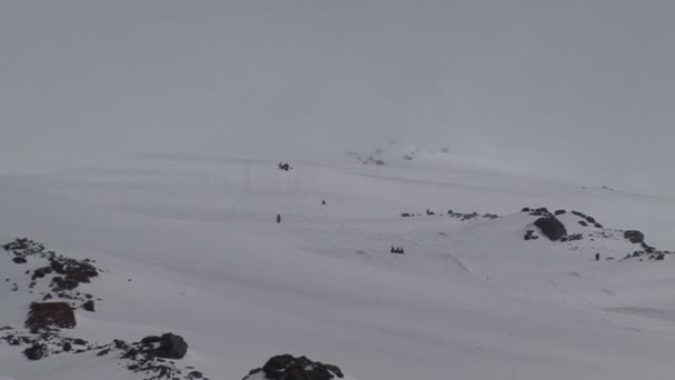 Группа альпинистов. Восхождение на гору . — стоковое видео