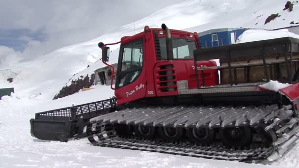 Trabajar snowcat en montañas — Vídeos de Stock
