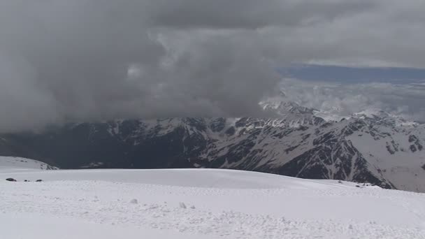 In den bergen bei elbrus — Stockvideo