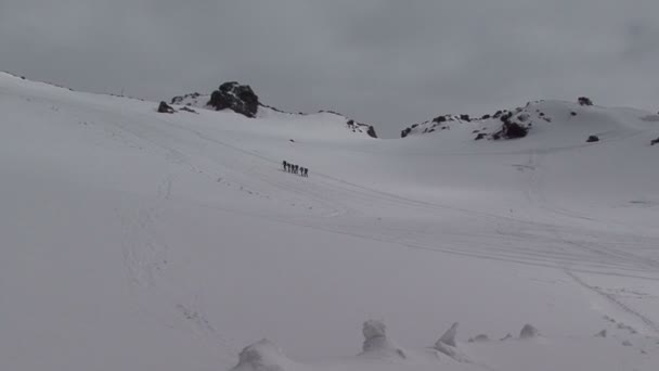 Bergsteigergruppe. Auf einen Berg klettern. — Stockvideo