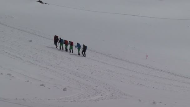 Klättrare grupp. klättring ett berg. — Stockvideo