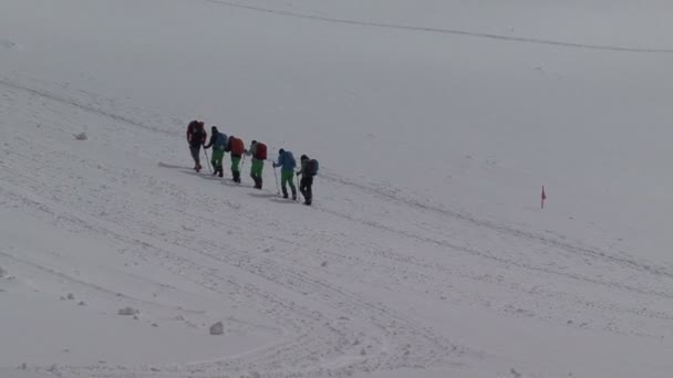 Bergsteigergruppe. Auf einen Berg klettern. — Stockvideo