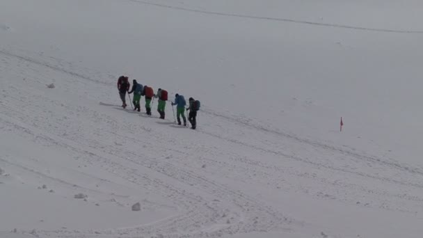 Dağcı grubu. bir dağ tırmanma. — Stok video