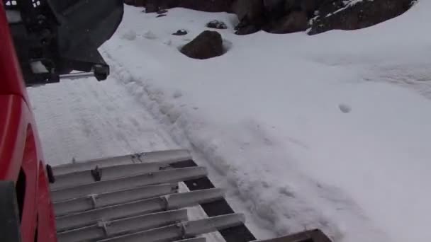 Работа снегохода в горах — стоковое видео