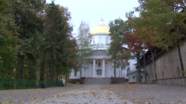 Осенний лист опадает в православном монастыре — стоковое видео