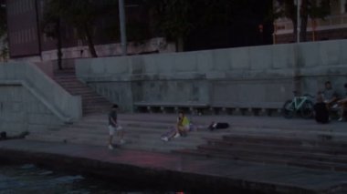 Gece Moskova Nehri üzerinde. İskele. Moskova Kremlin Kulesi.