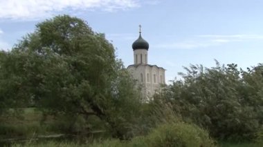 Eski kilise. nehir