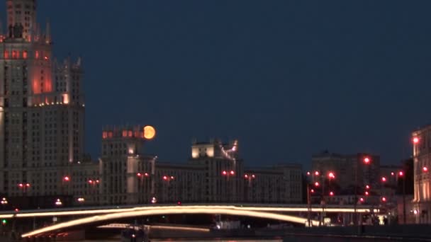 Nacht op de Moskou-rivier. Quay. Toren van het Kremlin van Moskou. — Stockvideo