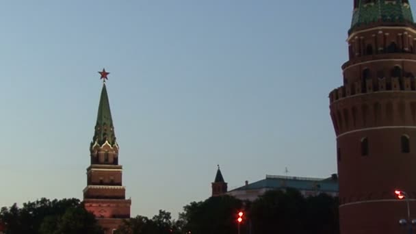 Nacht op de Moskou-rivier. Quay. Toren van het Kremlin van Moskou. — Stockvideo