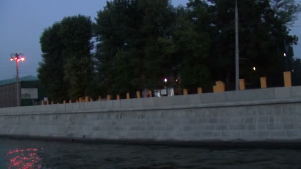 Night on the Moscow River. Quay. Tower of the Moscow Kremlin. — Stock Video