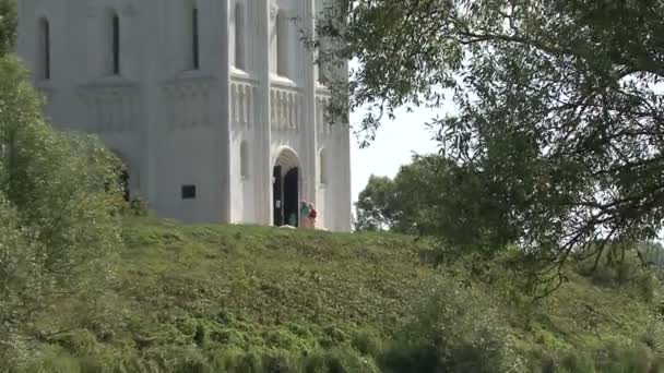 Igreja antiga. rio — Vídeo de Stock