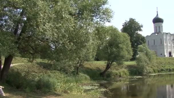 Стара церква. Річка — стокове відео