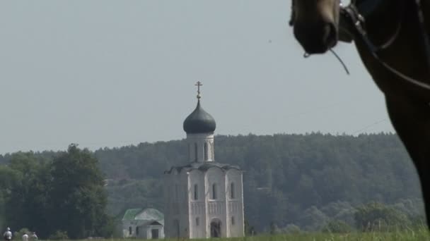 Церковь и лошадь — стоковое видео
