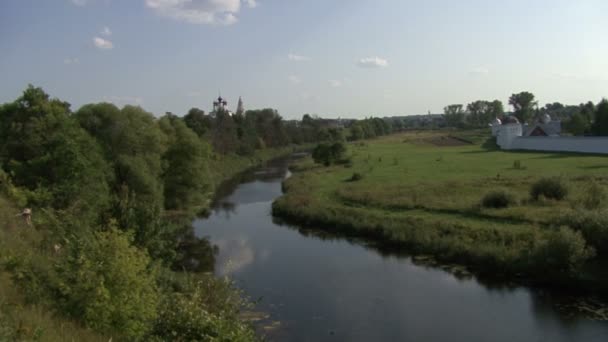 Oude kerk. rivier — Stockvideo