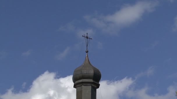 Iglesia cruz nubes — Vídeo de stock