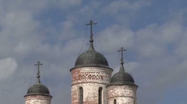 Bir hızlı uçan bulutlar üzerinde çapraz