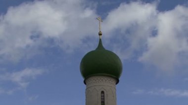 Bir hızlı uçan bulutlar üzerinde çapraz