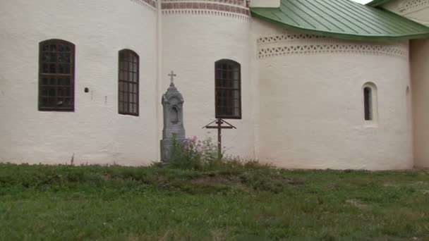 Могила возле церковной стены — стоковое видео