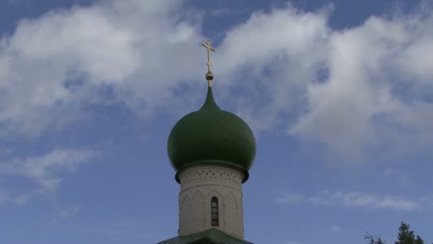 Cruza sobre nubes voladoras rápidas — Vídeos de Stock