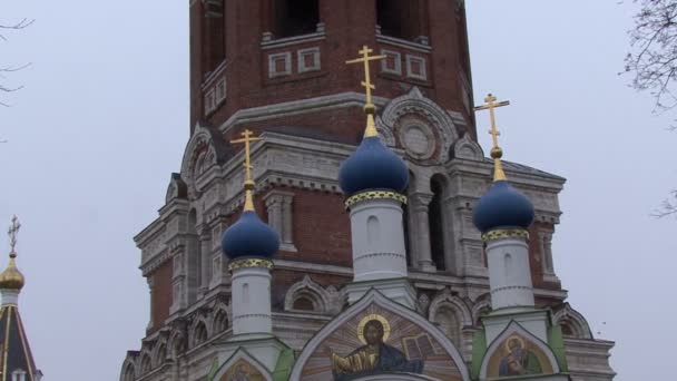 Kupoler och kors på kyrkan Ryssland — Stockvideo