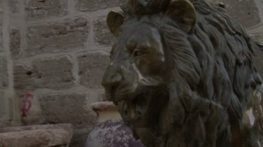 Manastırın girişinde bir aslan heykeli