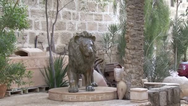 Escultura de un león a la entrada del monasterio — Vídeos de Stock