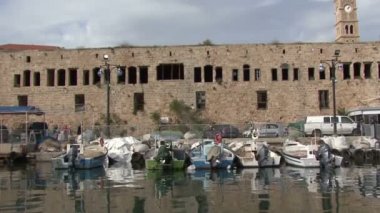 Eski şehrin Acre limanda tekne.
