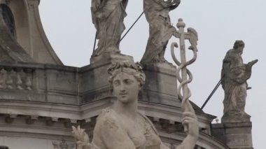 Versay Sarayı. Ana giriş heykelleri.