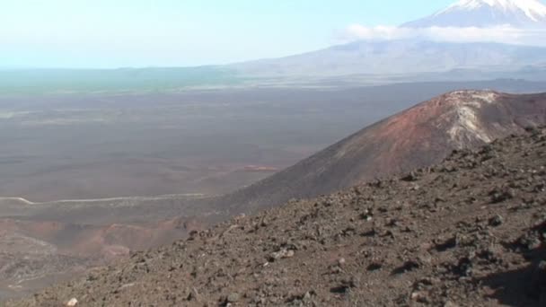 Tolbachik yanardağ krater görünümünü. — Stok video