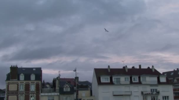 Snel bewegende wolken over de stad. — Stockvideo