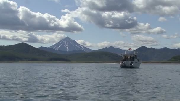 Vilyuchinskaya hoes. View from the Pacific Ocean. — Stock Video