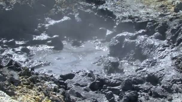 Valle del géiser de barro Volcán Mutnovsky . — Vídeo de stock