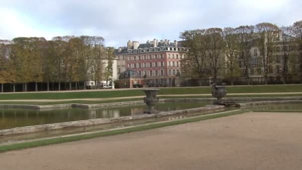 Камера движется по осенней аллее в Версале — стоковое видео