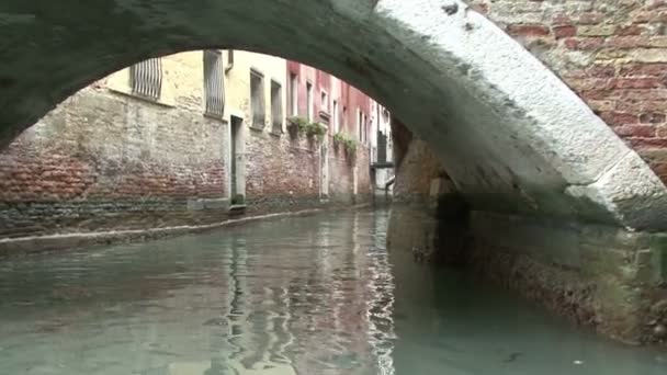 Venezianische Kanäle Gondelbrücken — Stockvideo