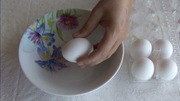 Cracking an egg — Stock Video